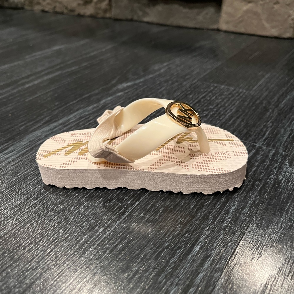 Michael Kors Jetset flip flops sandals shoes vanilla Toddlers Girls new - Picture 3 of 9